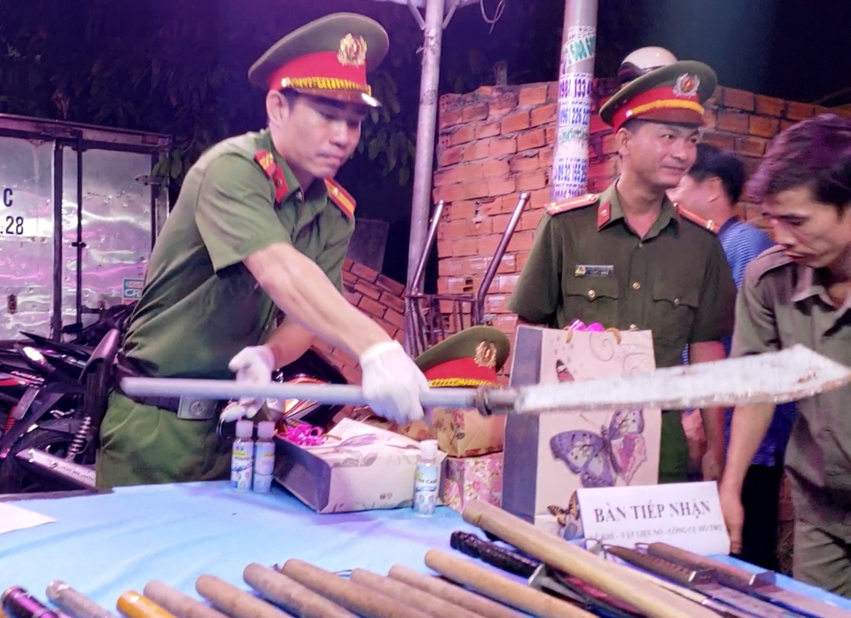 Người dân chợ đầu mối lớn nhất TPHCM đổi súng, lựu đạn lấy gạo - 2 Người dân chợ đầu mối lớn nhất TPHCM đổi súng, lựu đạn lấy gạo - 2