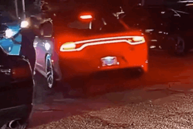 Bị cướp ô tô ngay trước mắt vì chủ quan ra khỏi xe không tắt máy