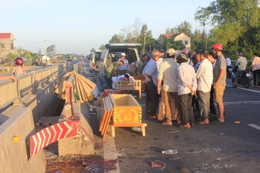 Tấm dải phân cách nhô bất thường, “bẫy” chết 2 thanh niên điều khiển xe máy