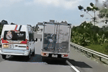 Xe khách chèn ép xe tải trên cao tốc: Có thể xem xét trách nhiệm hình sự?