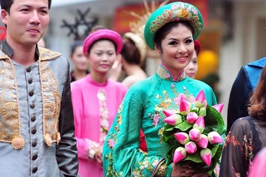 Hình ảnh hoa hậu Ngọc Hân hoá thân thành hoàng hậu 