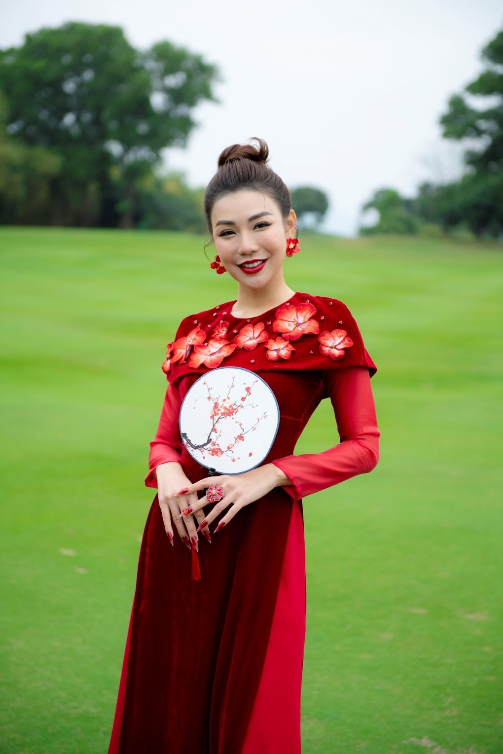 MC Nguyễn Hải Anh rực rỡ trên sân golf với bộ ảnh áo dài đón tết cổ truyền - 7 MC Nguyễn Hải Anh rực rỡ trên sân golf với bộ ảnh áo dài đón tết cổ truyền - 7