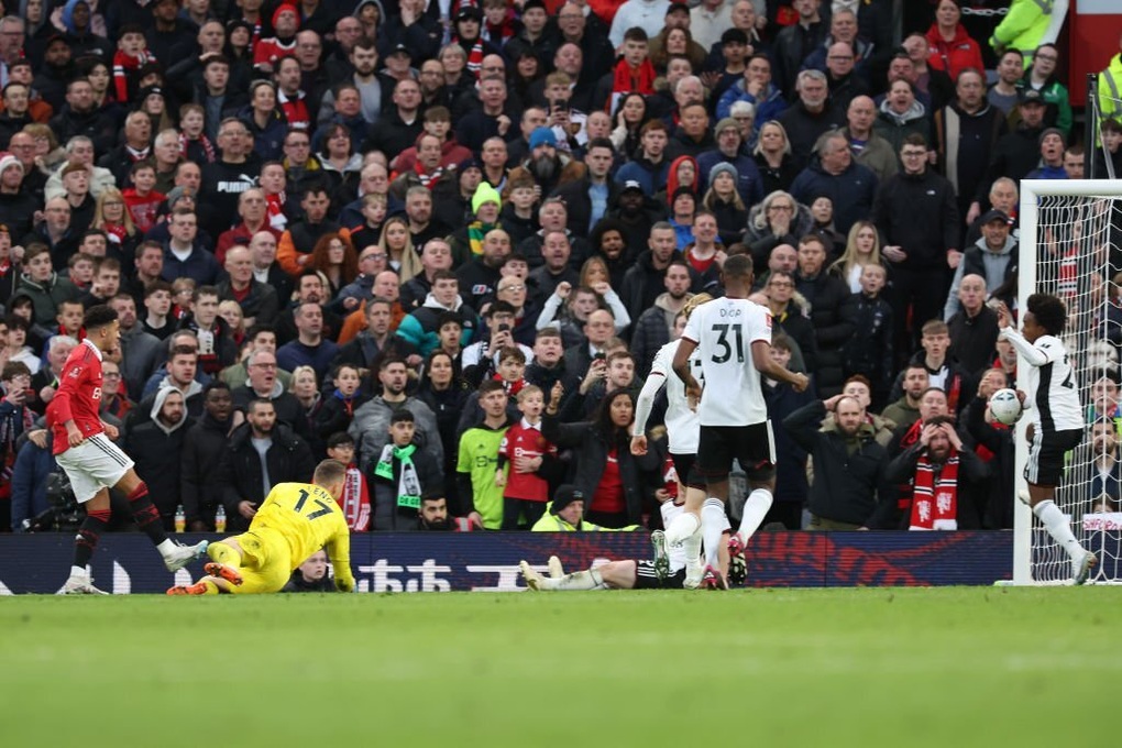 Nhận liền 3 thẻ đỏ, một quả phạt đền, Fulham thua ngược Man Utd - 2 Nhận liền 3 thẻ đỏ, một quả phạt đền, Fulham thua ngược Man Utd - 2
