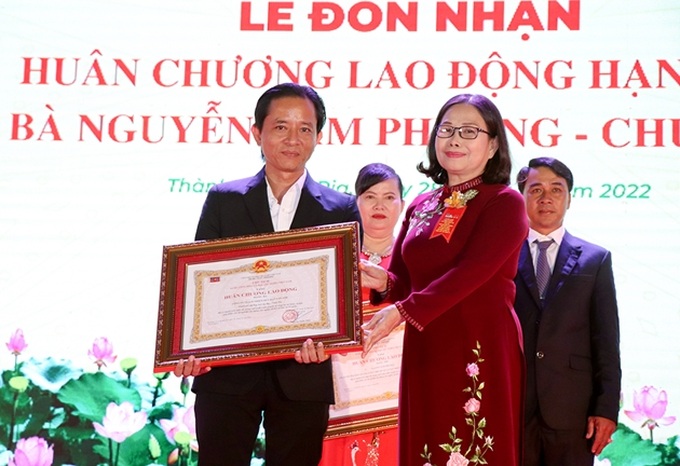 Thừa ủy quyền của Chủ tịch nước, bà Nguyễn Thị Yến, Phó Bí thư Thường trực Tỉnh ủy, Trưởng Đoàn ĐBQH tỉnh trao Huân chương Lao động hạng Ba cho ông Nguyễn Tiến Hùng, Phó Chủ tịch Hội đồng thành viên Công ty TNHH Lan Anh.