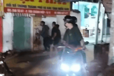 Người đàn ông bị 2 thanh niên đuổi đánh tới tấp sau va chạm xe ở TPHCM