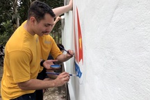 Hải quân Mỹ vẽ tranh, sơn tường trung tâm trẻ bất hạnh ở Đà Nẵng