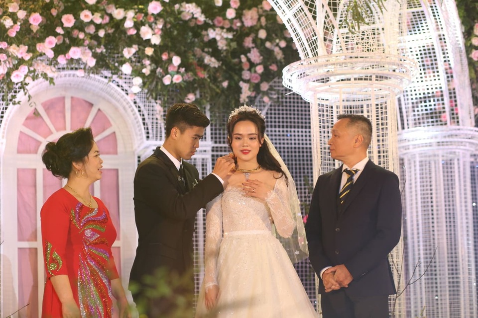 Đám cưới Duy Mạnh - Quỳnh Anh: Cặp đôi trao nhẫn, chính thức là vợ chồng - 7 Đám cưới Duy Mạnh - Quỳnh Anh: Cặp đôi trao nhẫn, chính thức là vợ chồng - 7
