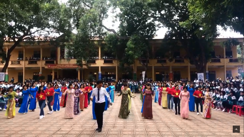 Thầy cô giáo trường THPT Phong Châu nhảy đồng diễn kỷ niệm 20/11 - 1 Thầy cô giáo trường THPT Phong Châu nhảy đồng diễn kỷ niệm 20/11 - 1