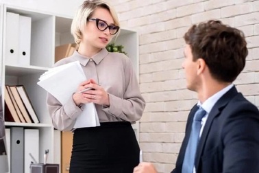 "Treo niêu" vì Covid-19, nữ thư ký phải cầu viện ba mẹ