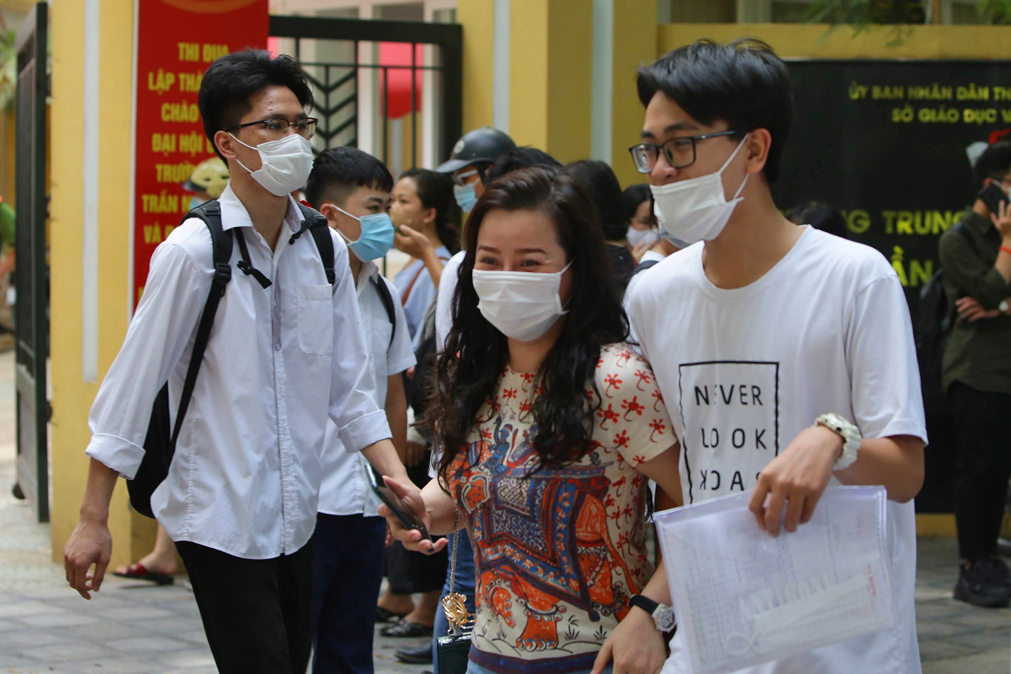 Hình ảnh cảm động bên ngoài phòng thi môn Văn - 14 Hình ảnh cảm động bên ngoài phòng thi môn Văn - 14