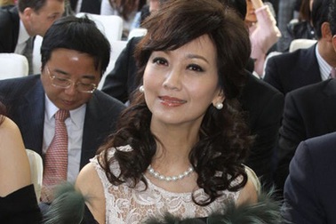 Mỹ nhân không tuổi Triệu Nhã Chi đọ sắc với “đàn em”