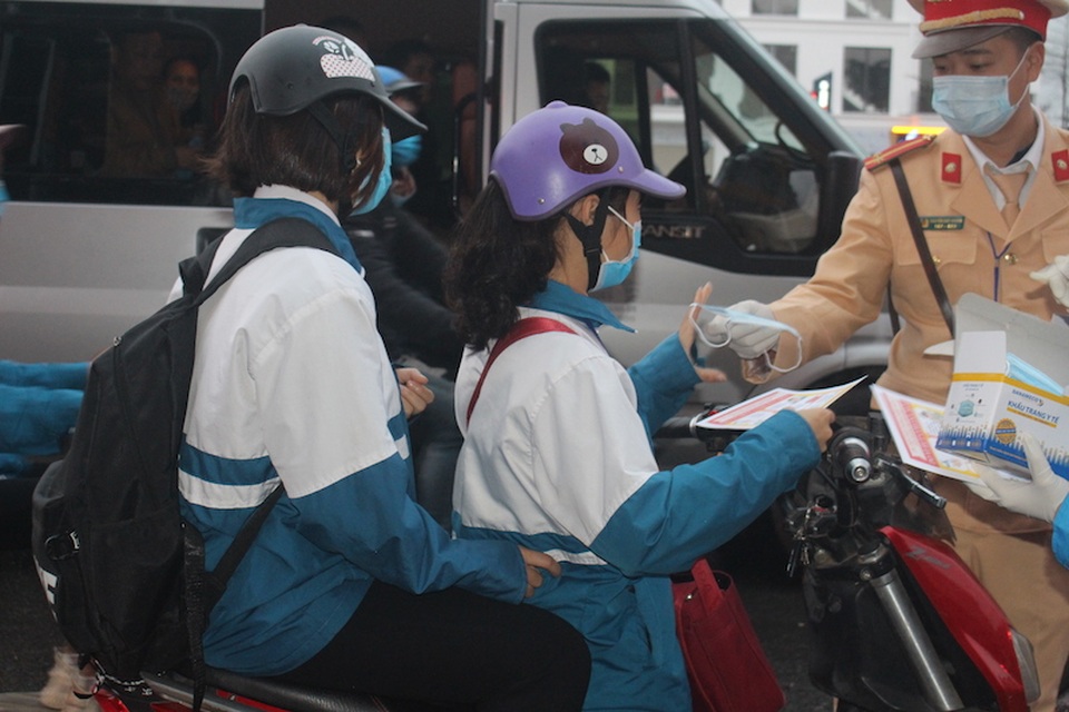 Cảnh sát giao thông lập chốt, phát hàng nghìn khẩu trang miễn phí phòng chống virut corona - 2 Cảnh sát giao thông lập chốt, phát hàng nghìn khẩu trang miễn phí phòng chống virut corona - 2