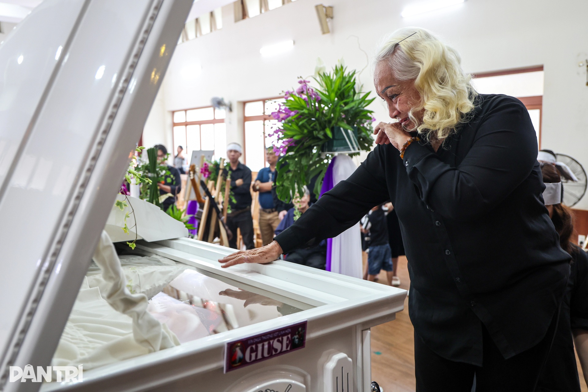 Friends and colleagues were moved by the coffin of musician The Hien - 8 Bạn bè, đồng nghiệp xúc động trước linh cữu nhạc sĩ Thế Hiển - 8