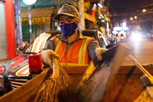 Tết của nữ công nhân quét rác đêm giao thừa