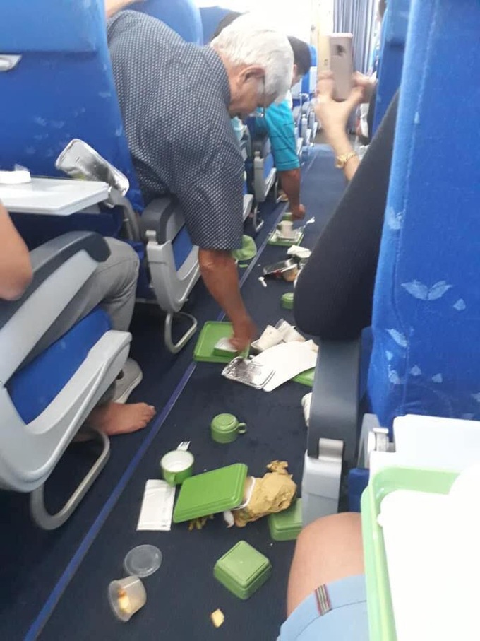 Đồ ăn rơi đổ trên máy bay Bamboo Airways gặp vùng nhiễu động - Ảnh 1.