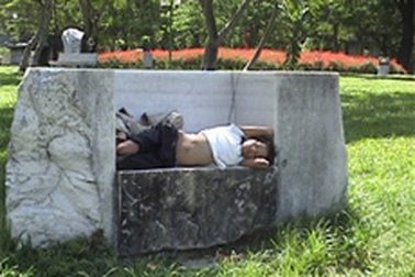 Tan nát vườn tượng bên bờ sông Hương 