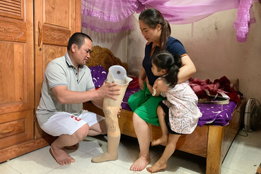 Cô giáo không lành lặn gieo mầm xanh nơi "thung lũng trắng"