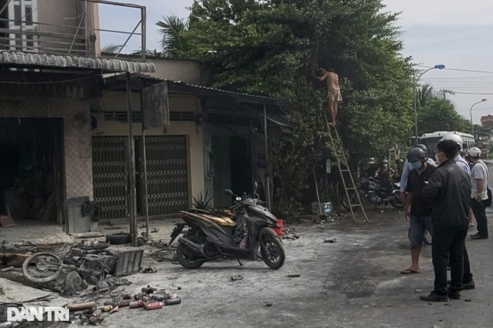 Hàng chục bình gas mini phát nổ văng vào nhà dân, nhiều tài sản cháy oan - 1 Hàng chục bình gas mini phát nổ văng vào nhà dân, nhiều tài sản cháy oan - 1