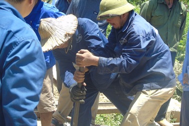 Căng mình giữa nắng nóng khắc phục sự cố lật tàu SE3