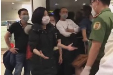 Người Việt từ nước ngoài hồi hương tránh dịch gây “náo loạn” sân bay