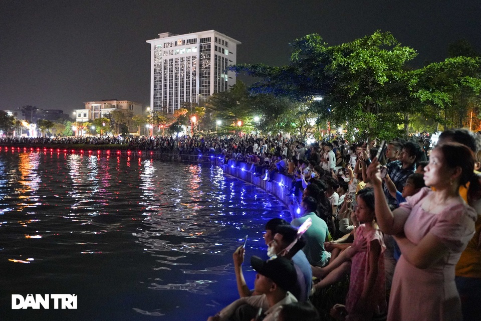 Hàng vạn người dân mãn nhãn với màn pháo hoa tầm cao dịp Giỗ Tổ Hùng Vương - 10 Hàng vạn người dân mãn nhãn với màn pháo hoa tầm cao dịp Giỗ Tổ Hùng Vương - 10