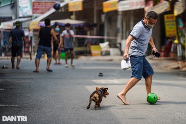 Cuộc sống "bình thường mới" bên trong khu phong tỏa