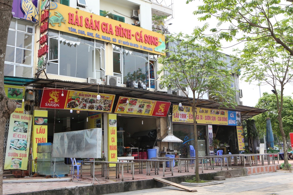 Hà Nội: Các cơ sở kinh doanh tất bật dọn dẹp để mở cửa trở lại - 5 Hà Nội: Các cơ sở kinh doanh tất bật dọn dẹp để mở cửa trở lại - 5
