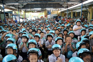 Gần 600 học sinh TPHCM “chấm điểm” chất lượng mũ bảo hiểm