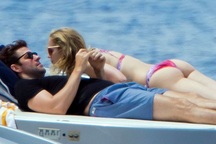 Emily Blunt hạnh phúc trong kỳ nghỉ cùng chồng
