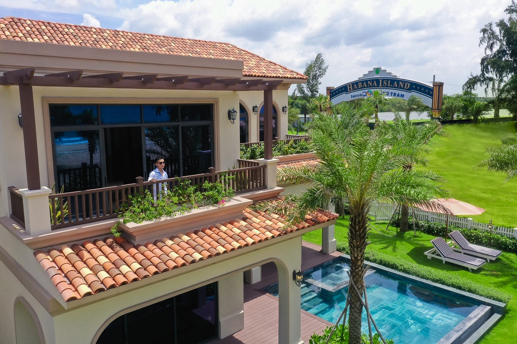 Nhà thiết kế Adrian Anh Tuấn choáng ngợp với điểm mua sắm mới ở Hồ Tràm - 1 Nhà thiết kế Adrian Anh Tuấn choáng ngợp với điểm mua sắm mới ở Hồ Tràm - 1