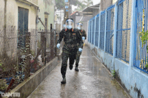 Bộ đội dầm mưa, trao quà tự tăng gia sản xuất cho người dân TPHCM