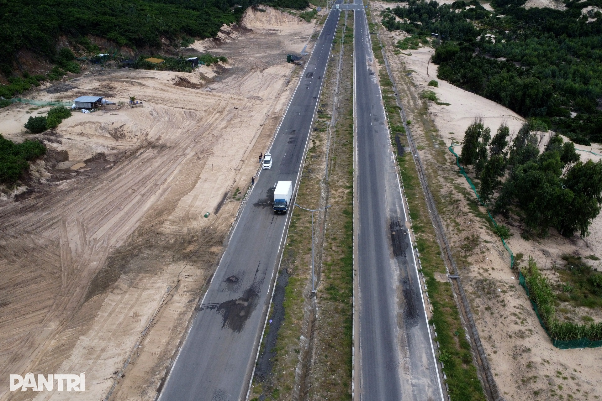 Người dân vấp chi chít “ổ gà”, ngã nhào trên đường 260 tỷ đồng mới bàn giao - 7 Người dân vấp chi chít “ổ gà”, ngã nhào trên đường 260 tỷ đồng mới bàn giao - 7