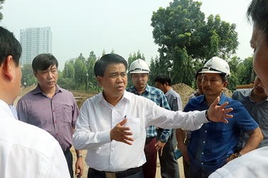 Chủ tịch Hà Nội bất ngờ kiểm tra việc đánh chuyển cây xanh trên đường Phạm Văn Đồng