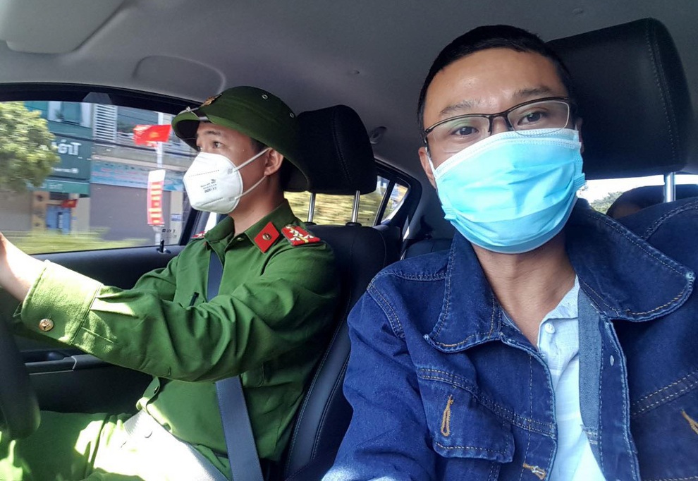 Công an trực chốt, cảnh sát 113 đến tận nhà đưa người dân đi cấp cứu - 1 Công an trực chốt, cảnh sát 113 đến tận nhà đưa người dân đi cấp cứu - 1