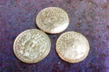 Người dân nhặt được tiền cổ bằng vàng