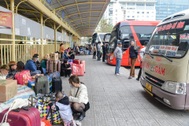 "Kẻ khóc, người cười" ở bến xe ngày cận Tết