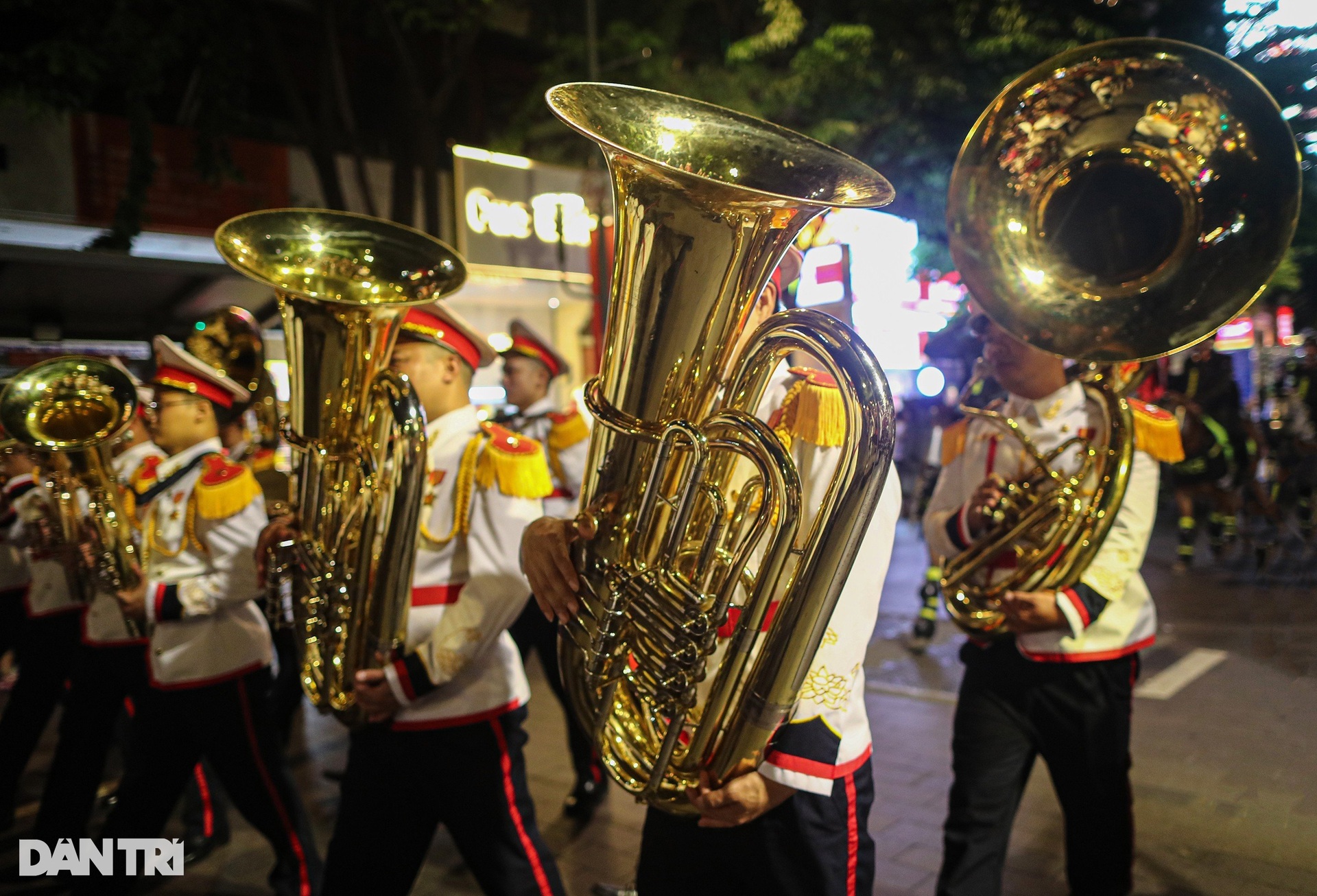 Biển người đổ về phố đi bộ Nguyễn Huệ xem diễu hành Kỵ binh - 11 Biển người đổ về phố đi bộ Nguyễn Huệ xem diễu hành Kỵ binh - 11