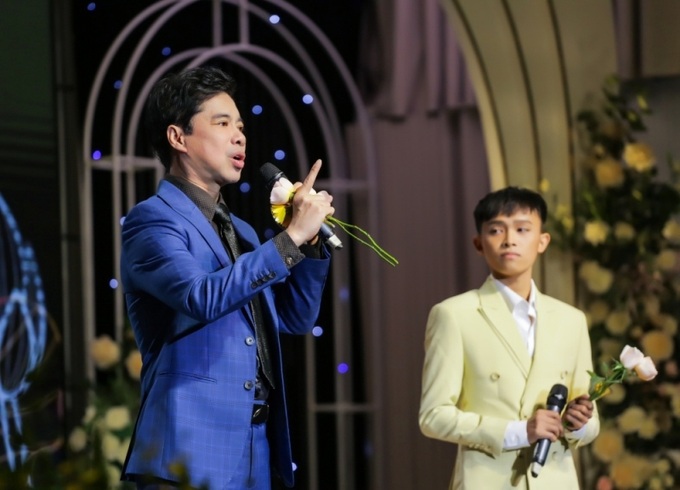 Tiết mục song ca của danh ca Ngọc Sơn và Hồ Văn Cường trên sân khấu khiến nhiều người xúc động. Ảnh: NVCC