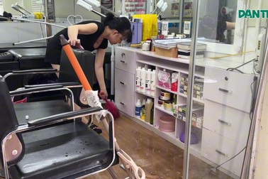 Người Hà Nội chật vật dọn nhà sau ngập, nhiều nơi nước vẫn chưa rút