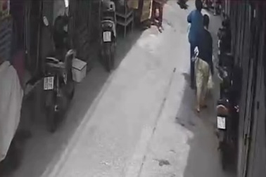 Tên cướp táo tợn giật dây chuyền vàng của người phụ nữ ở TPHCM