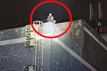 Bị cảnh sát hình sự truy đuổi, tên trộm leo lên tầng 5 quán karaoke cố thủ