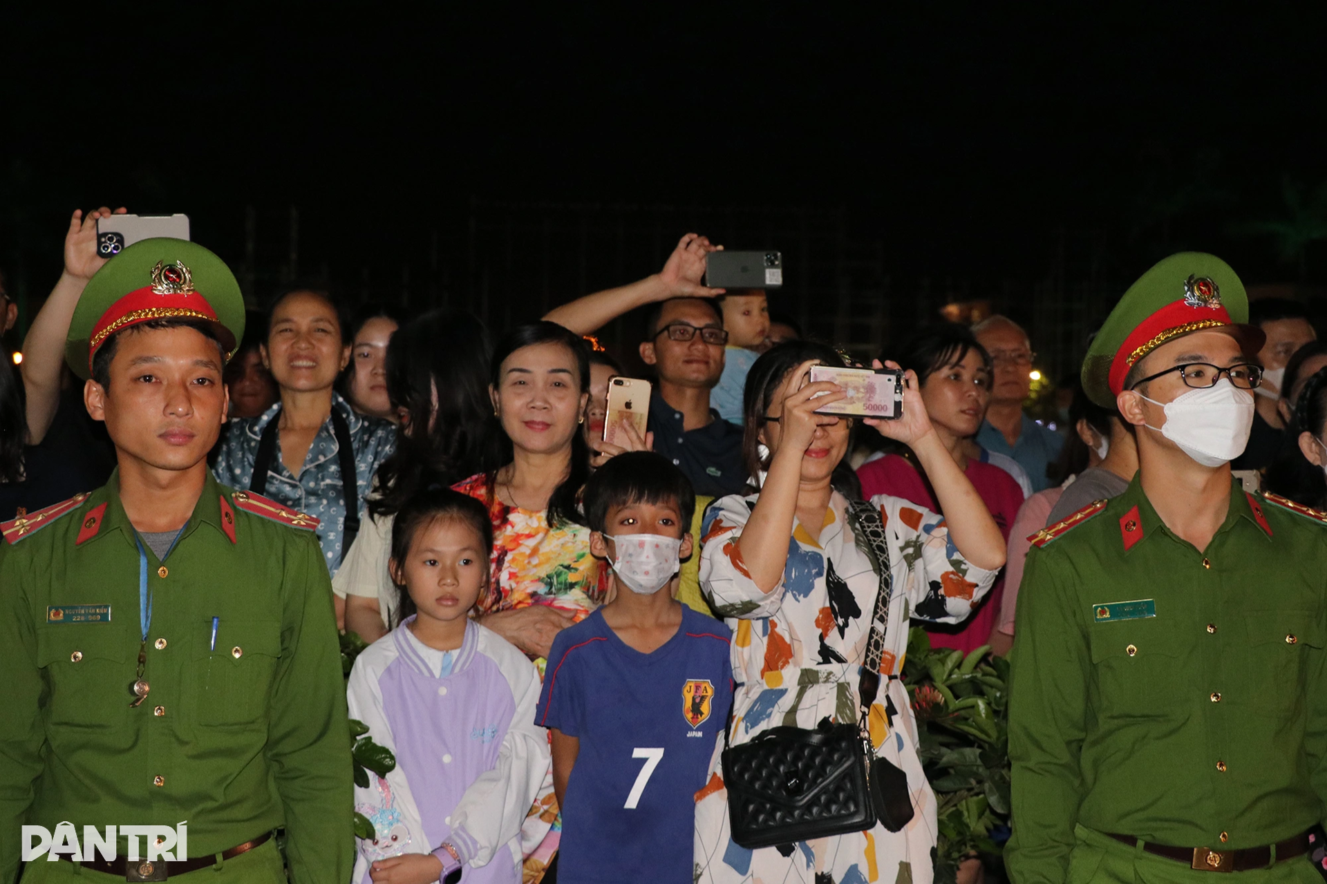 Đoàn nghi lễ Công an nhân dân lần đầu tiên biểu diễn trên quê Bác - 11