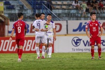 Văn Quyết tỏa sáng, Hà Nội FC níu giữ hy vọng đua vô địch với Nam Định