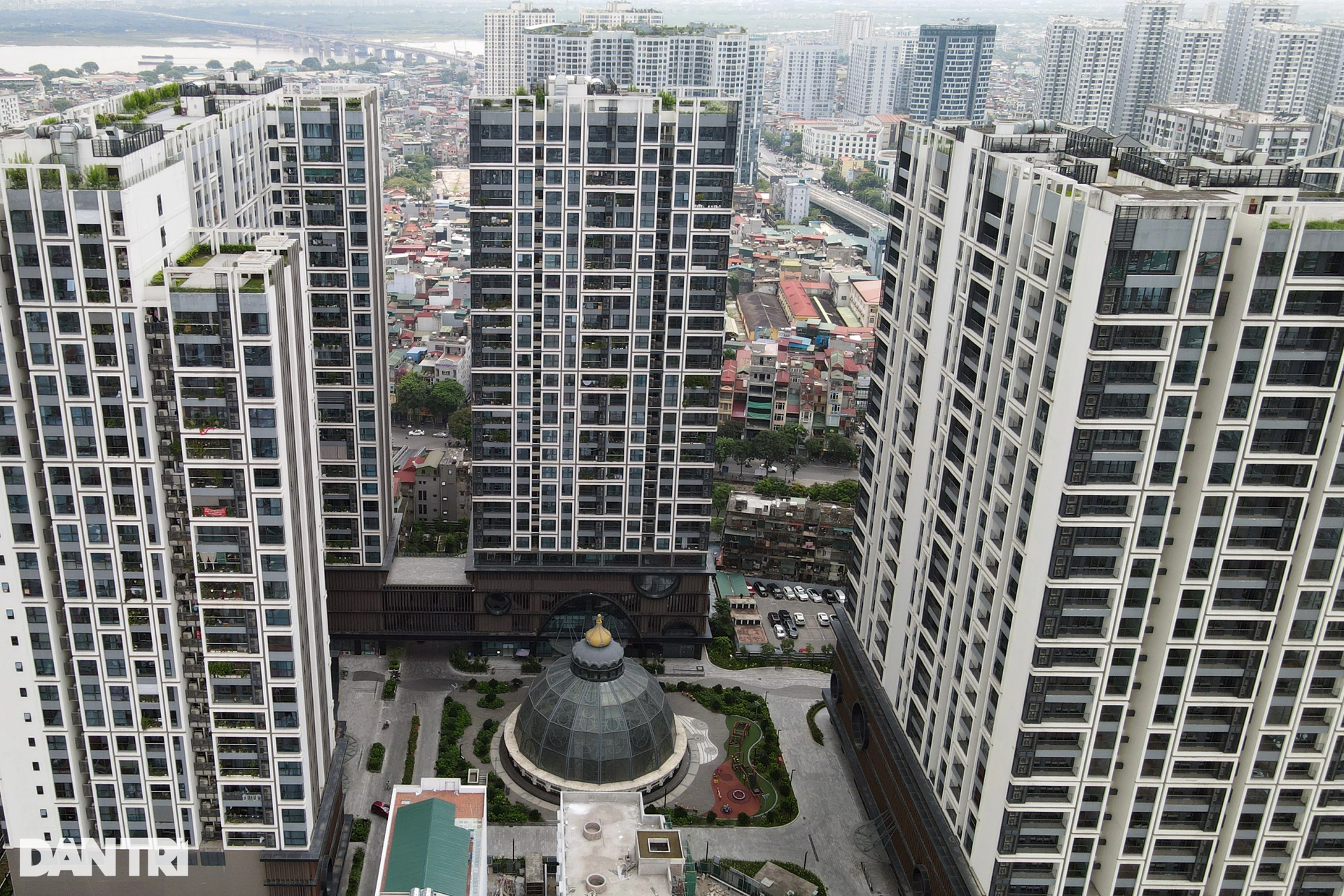 Cận cảnh những khối bê tông khổng lồ mọc dày đặc gần chân cầu Vĩnh Tuy - 8 Cận cảnh những khối bê tông khổng lồ mọc dày đặc gần chân cầu Vĩnh Tuy - 8