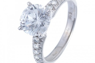 Du khách nuốt vội nhẫn kim cương gần 1 tỷ đồng hòng để phi tang