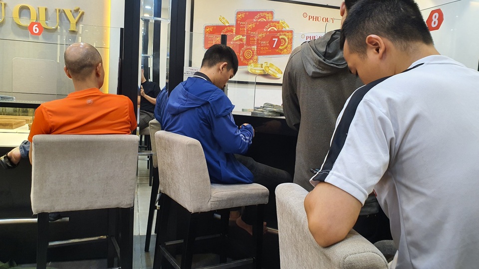 Xách bao tiền đi mua vàng, cửa hàng xin nợ vàng vì bị khách “vét” sạch - 6 Xách bao tiền đi mua vàng, cửa hàng xin nợ vàng vì bị khách “vét” sạch - 6