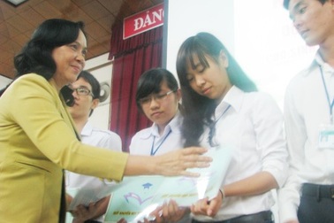 Cần Thơ: Trao học bổng đến sinh viên vượt khó học giỏi