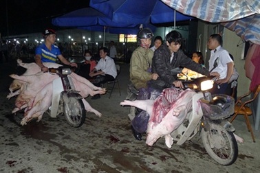 Thịt mất vệ sinh và tù mù chất cấm 