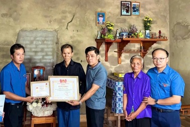 Truy tặng Huy hiệu "Tuổi trẻ dũng cảm" cho thanh niên cứu 4 người đuối nước