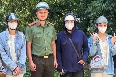 Kịp thời đưa 6 người mắc kẹt ở khu vực sạt lở ra ngoài an toàn